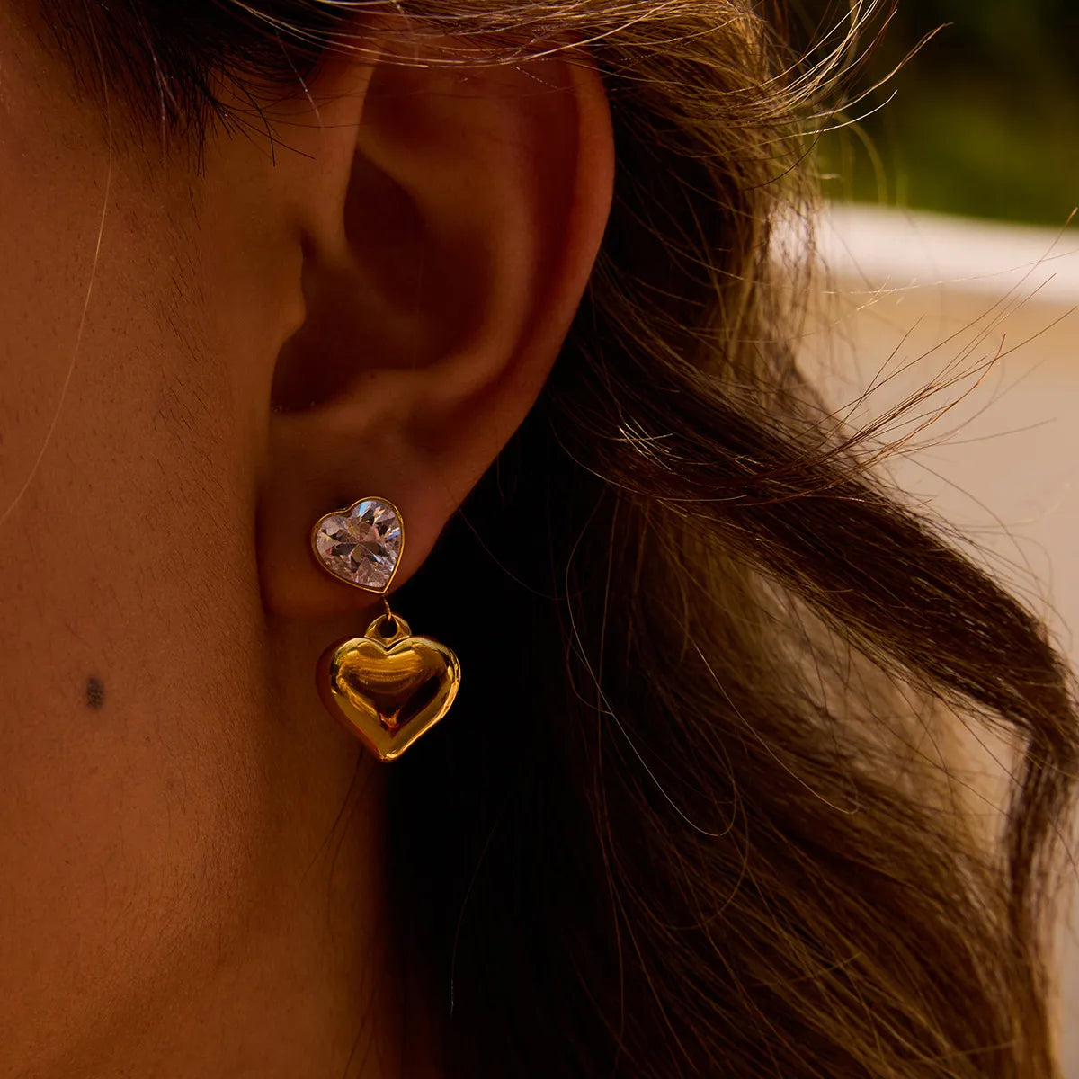 18K gold heart earrings with a sparkling stone and a classic heart design