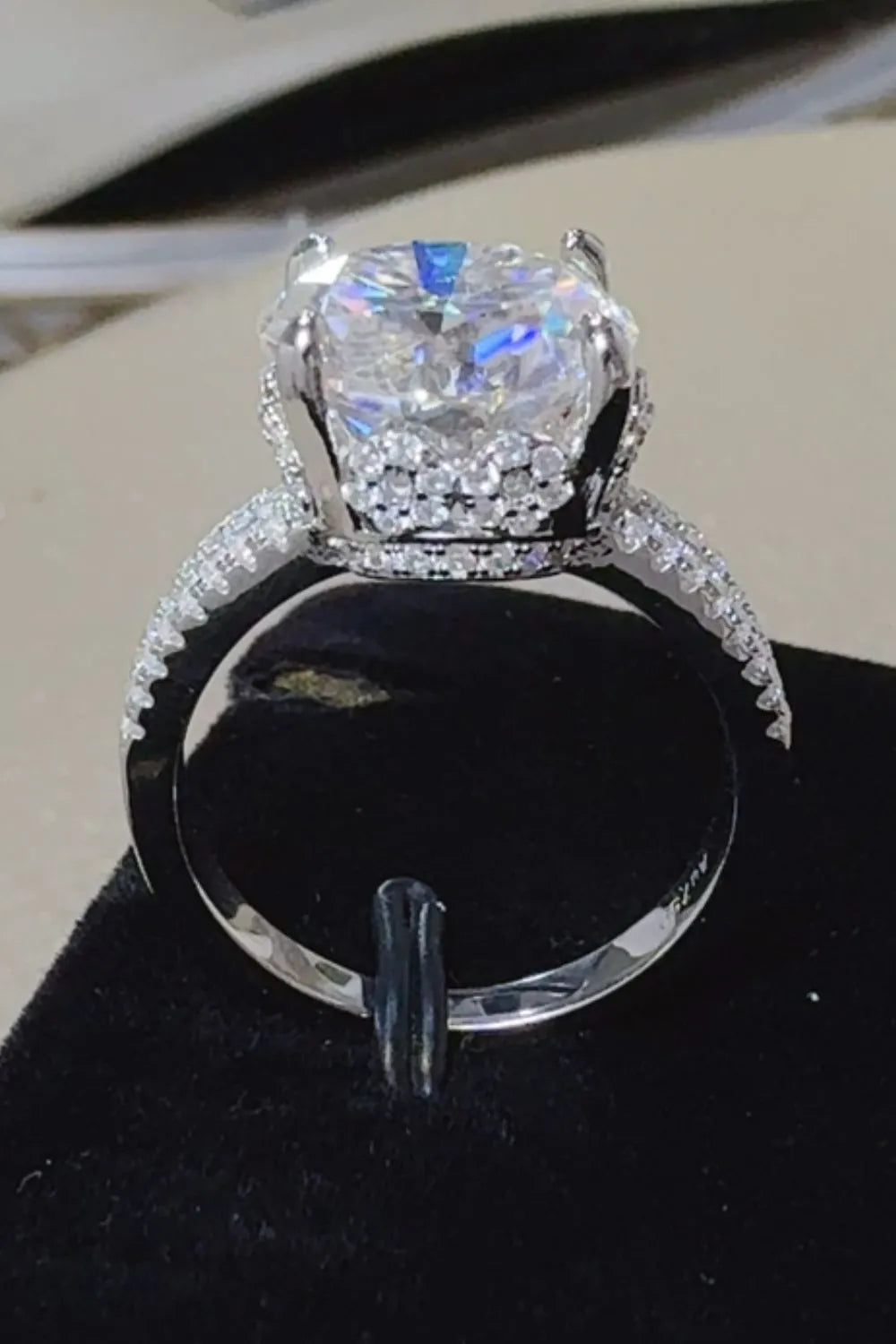 Trendsi Moissanite wedding jewelry with an elegant ring featuring a large centerpiece and sparkling accents