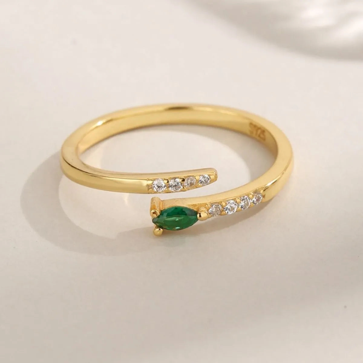 Trendy adjustable ring in gold with emerald green stone and sparkling clear stones