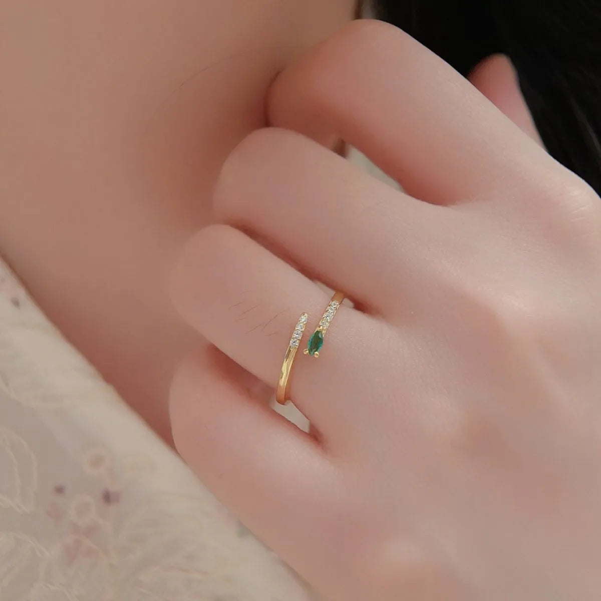 Trendy adjustable ring with green accent gemstone and sparkling details for a chic look