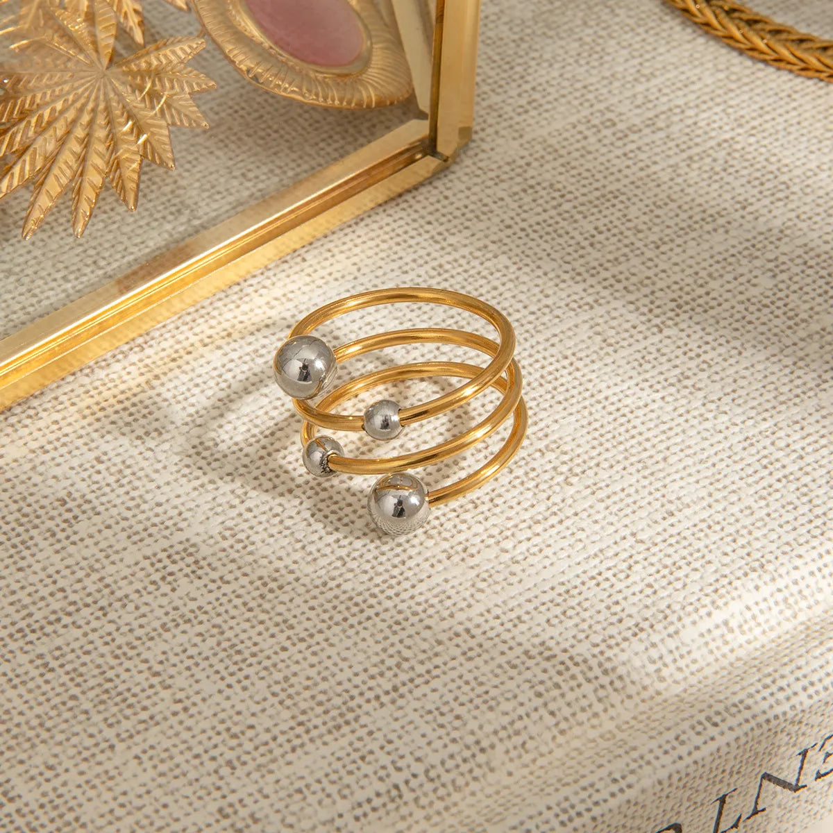 Trendsi Two-Tone Spiral Ring with Gold and Silver Accents for Stylish Accessories
