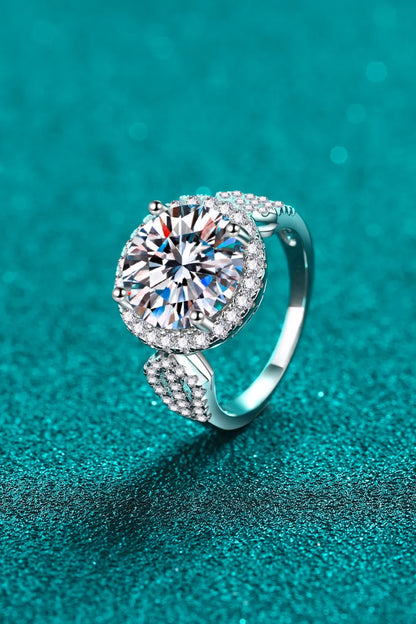 Trendsi Moissanite engagement ring featuring a brilliant round stone and sparkling side accents