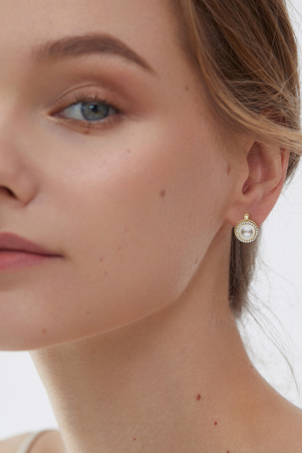 Trendsi Moissanite pearl earrings designed with a delicate gold setting for elegant style