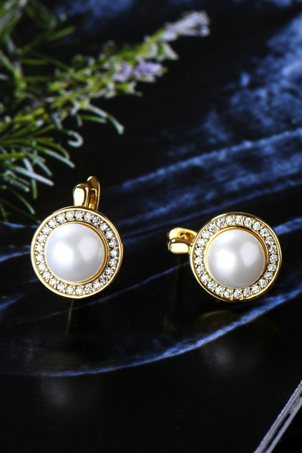 Trendsi Moissanite pearl earrings with gold setting and sparkling details for elegant style