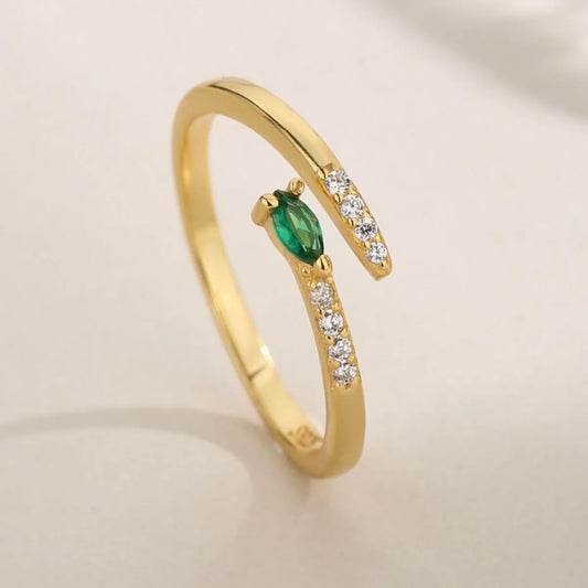 Trendy adjustable ring in gold featuring a green gemstone and sparkling diamonds for elegant styling