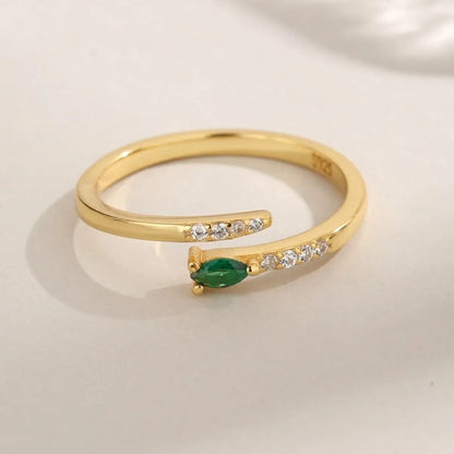 Trendy adjustable ring in gold with emerald green stone and sparkling clear stones